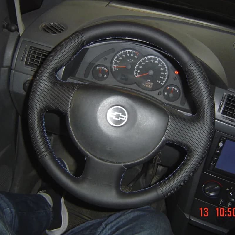 Revestimento de volante - capa completa, que cobre o arco e os raios do volante. Taxa de visita/deslocamento a parte, variando em função da localidade do cliente.