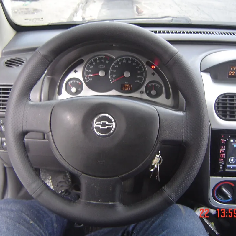 Revestimento de volante - capa simples, que cobre apenas o arco (circunferência) do volante. Taxa de visita/deslocamento a parte, variando em função da localidade do cliente.